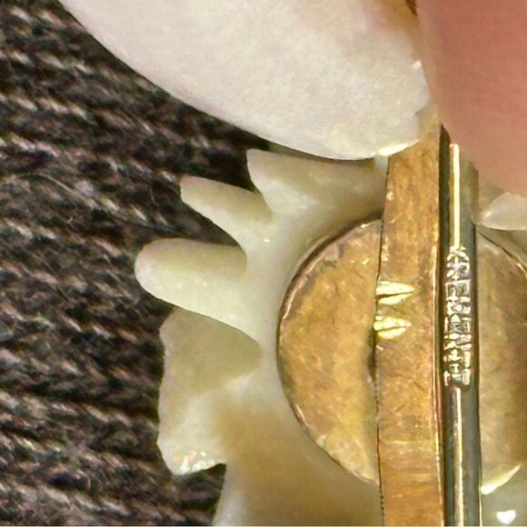 Vintage Krementz white rose and gold tone small brooch/pin - Picture 4 of 4